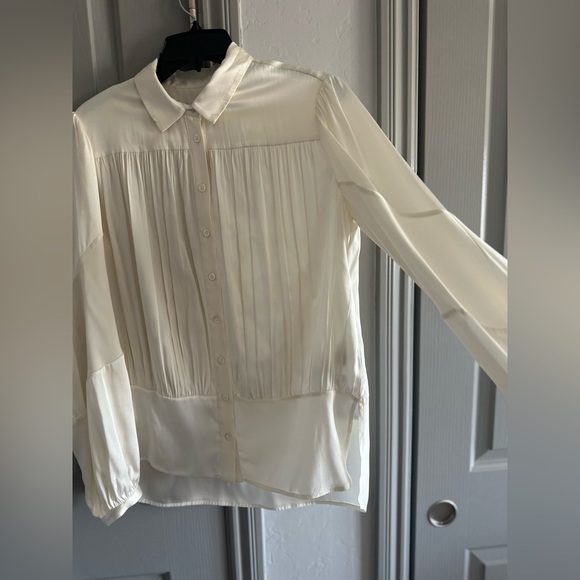 92% silk Italian blouse, off white color. - Picture 1 of 4